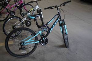 lot 794 image: Huffy 22 Mens Mountain Bike 18 BlackBlue Frame