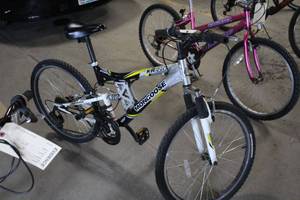 lot 795 image: Mongoose KR7-75 20 Mens Mountain Bike 16 BlackYellowSilver Frame
