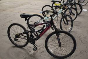 lot 800 image: Hyper Shimano 22 Mens Mountain Bike 18 Black Frame