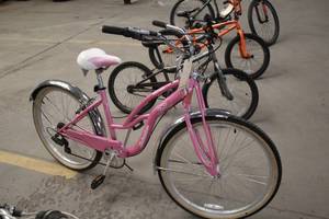 lot 805 image: Schwinn 22 Womens Street Bike 17 PinkWhite Frame