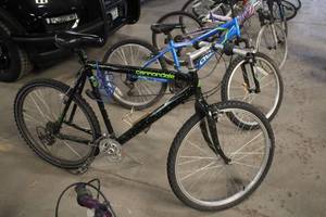 lot 816 image: Cannondale 22 Mens Trail Bike 21 Black Frame