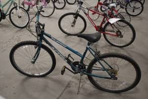 lot 824 image: Murray 22 Womens Trail Bike 20 Blue Frame