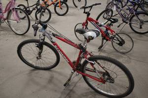 lot 825 image: Schwinn 22 Mens Trail Bike 18 RedSilver Frame
