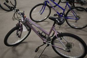 lot 827 image: Magna 20 Womens Trail Bike 18 Purple Frame
