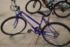 lot 828 image: Trail Blazer 22 Womens Trail Bike 20 Blue Frame