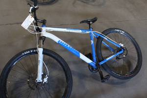 lot 837 image: Novaira Ponderosa 25 Mens Trail Bike 20 BlueWhite Frame