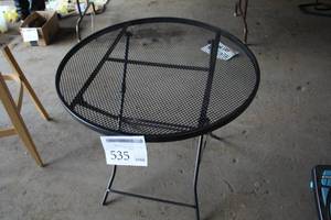 lot 535 image: 32 Metal Folding Patio Table