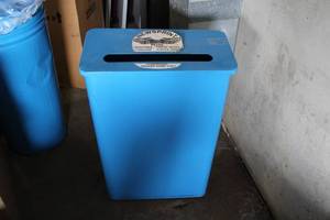 lot 555 image: 31 Metal Recycling Can