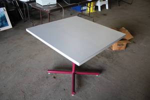 lot 853 image: 29 Pedestal Table