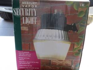 lot 15 image: Mercury Vapor Security Light