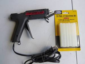 lot 28 image: Arrow Glue Gun - Model TR-550 with Glue Sticks