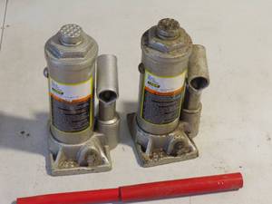 lot 73 image: 2 Piece Lot 4 Ton Larin Bottle Jacks