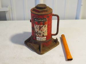 lot 74 image: BlackHawk 12 Ton Bottle Jack