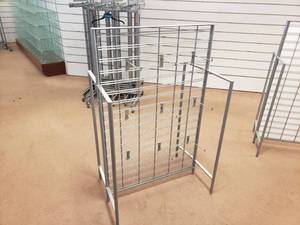 lot 62 image: Foldable Display Rack with 18 Hooks