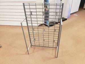 lot 64 image: Foldable Display Rack with 18 Hooks
