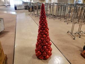 lot 238 image: 5 Red Christmas Bulb Christmas Tree