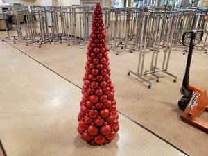 lot 239 image: 5 Red Christmas Bulb Christmas Tree