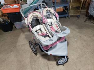 lot 3 image: 2 Child Grand Safari Stroller