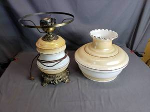 lot 6 image: Vintage Glass Lamp from 1971