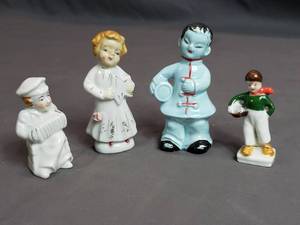 lot 22 image: Japanese Made Small Figurines