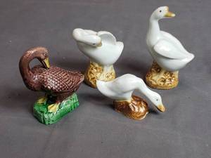 lot 31 image: 4 Small Geese Figurines