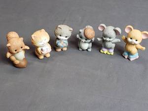 lot 37 image: 6 Small Animal Figurines by Avon 1992