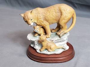 lot 43 image: Masterpiece Porcelain Endangered Species Mountain Lions 1994
