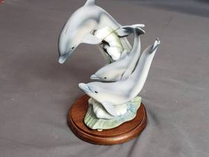 lot 44 image: Masterpiece Porcelain Endangered Species Dolphins 1994