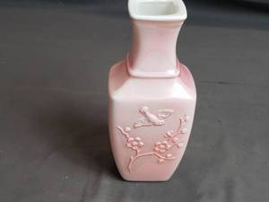 lot 46 image: Avon Scented Vase