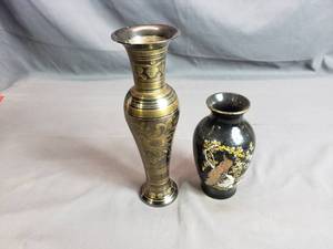 lot 118 image: Pair of Small Vases