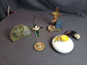 lot 102 image: Lot of Small Decor Items