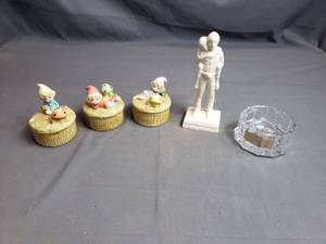 lot 109 image: Small Homco 5404 Trinket Holders and Other Figurines