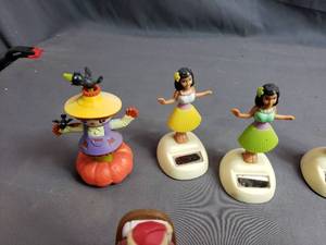 lot 112 image: Lot of Solar Dancing Plastic Figurines