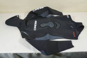 lot 11 image: Cressi Apnea 3.5mm Wet Suit Top -Medium
