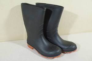 lot 135 image: Black Rubber Rain Boots -Size 4