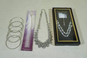 lot 190 image: Assorted Necklaces and Bracelets