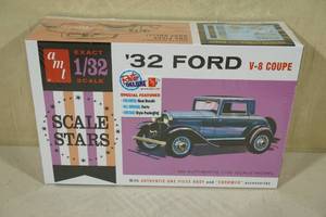 lot 208 image: 1932 Ford V-8 Coupe 132 Scale Model Kit