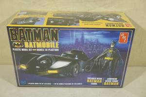 lot 210 image: Batman Batmobile 125 Scale Model Kit