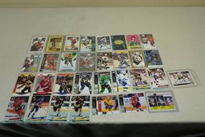 lot 247 image: Hockey Cards - Gretzky, Lindros, Hull, Lemieux, Yzerman, Messier