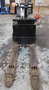 lot 13 image: Crown 40GPW Electric Pallet Jack
