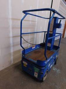 lot 39 image: Genie TM12 Scissor Lift