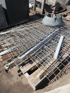 WIRE SHELFS AND A TREE STAND