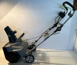 lot 19 image: 18 Electric Earthwise Snow Thrower With Manual