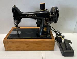 lot 160 image: Vintage Singer Sewing Machine (Works)