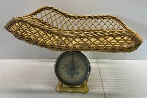 lot 222 image: Antique Baby Scale With Wicker Basket (Very Cool)