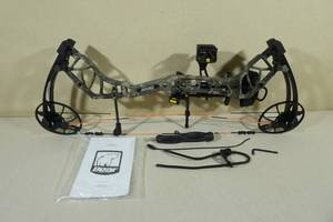 lot 11 image: Bear Archery Legit Compound Bow - Right Hand - 3050#