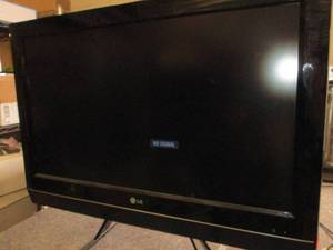 LG 32 inch tv powers on ...