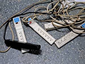lot 235 image: Lot of (5) Multi-plug Power Strips