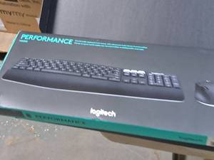 lot 250 image: Logitech Performance Wireless Keyboard and Mouse MK850 (in original box)