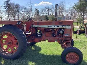 lot 3 image: 1970 Farmall 656 Row Crop